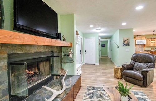 Cotter Casa | Cotter Home w/ Deck ~ 1 Mi to Big Spring Park!