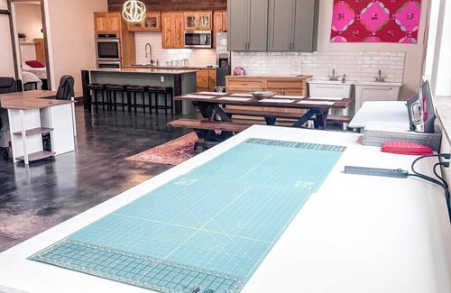 Sand Springs Apartamento | Cottonlove Crafthouse Sewing/Craft Retreat: Sand Springs Weekend escape, 8 beds.