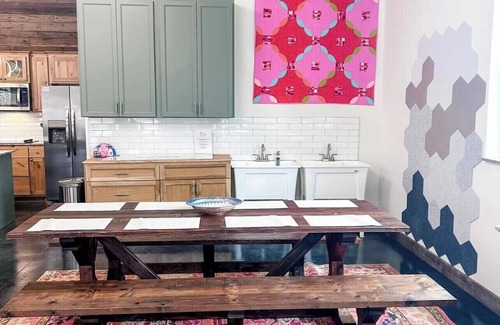 Sand Springs Apartamento | Cottonlove Crafthouse Sewing/Craft Retreat: Sand Springs Weekend escape, 8 beds.