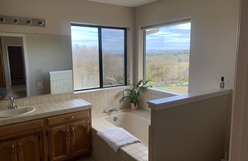 Paso Robles Casa | Cougar Ridge- 10 Acre Outdoor Oasis with Panoramic Views, Pool, Spa and Bocce