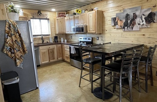 Bourbon Cabina | Country Cabin with Jacuzzi Tub Near Blue Springs Ranch
