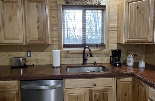 Bourbon Cabina | Country Cabin with Jacuzzi Tub Near Blue Springs Ranch