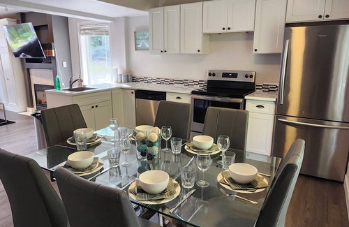 Salmon Valley Otro | Country Charm- 3 Bedroom Main Floor with Hot Tub that Sleeps 9