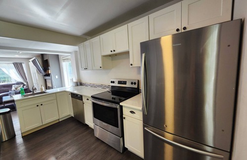 Salmon Valley Otro | Country Charm- 3 Bedroom Main Floor with Hot Tub that Sleeps 9