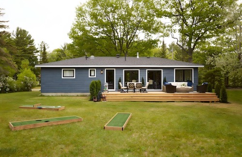 Tiny Cabaña | Country Club Cottage in Tiny - Moments From Beach!