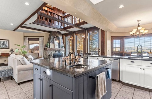 De Winton Casa | Country Escape - Acreage Home with Park