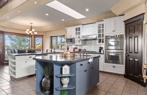 De Winton Casa | Country Escape - Acreage Home with Park
