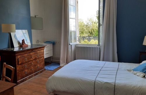 Mortagne-sur-Gironde Casa | Country house surrounded by a park even if in the center of the village