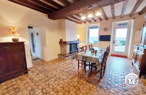 Saint-Aignan-sur-Roe Cabaña | Casa rural con terraza y chimenea, accesible PMR, cerca de actividades acuáticas