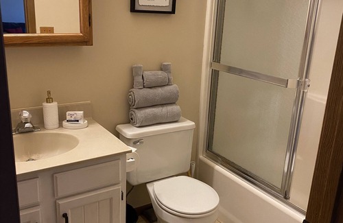 West Salem Casa | Country Home and Retreat Sleeps 14