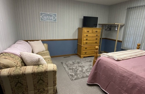 West Salem Casa | Country Home and Retreat Sleeps 14