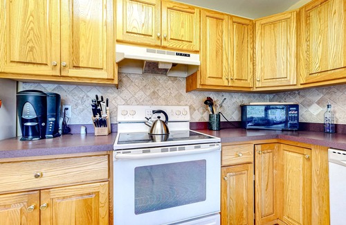 Wardsboro Casa | Country home with gorgeous property, porch & unobstructed mountain view