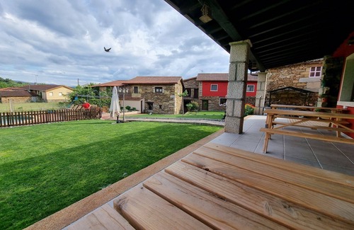 Pepín Casa | Casa rural 'Aldea Rural A Cortiña Casa' con vistas a la montaña, piscina compartida y Wi-Fi