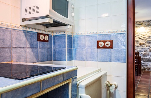 Navalguijo Casa | Casa rural 'Baelo Claudia' con vistas a la montaña, balcón y Wi-Fi