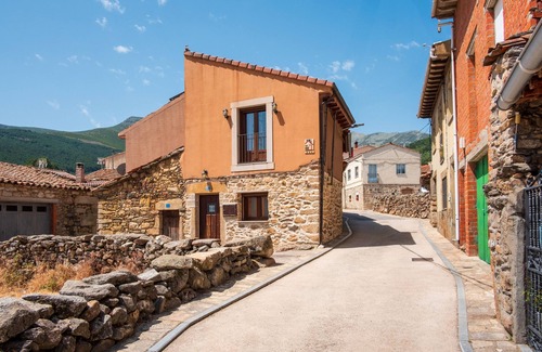 Navalguijo Casa | Casa rural 'Baelo Claudia' con vistas a la montaña, balcón y Wi-Fi