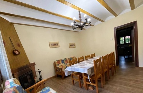 Oden Villa | Casa de campo "Cal Pastor 12 pax" con vistas a la montaña, piscina, Wi-Fi, terraza y jardín