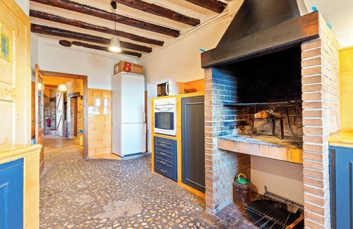 Guialmons Casa | Casa rural 'Can Gasol' con vistas a la montaña, piscina privada y Wi-Fi