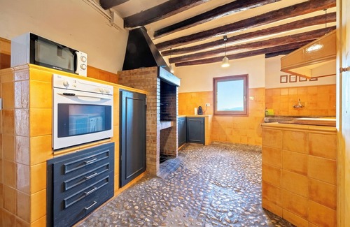 Guialmons Casa | Casa rural 'Can Gasol' con vistas a la montaña, piscina privada y Wi-Fi