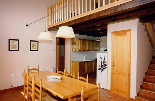 Berga Casa | Casa rural 'Cobert De Vilaformiu' con vistas a la montaña, piscina compartida y terraza privada