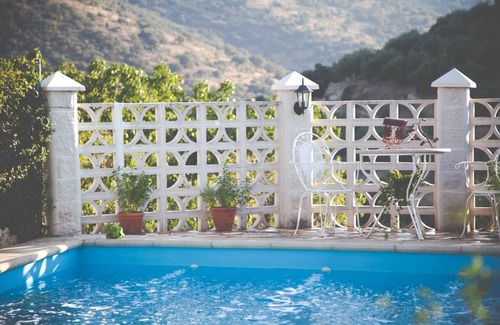 Almedinilla Villa | Casa de campo Cortijo Colomo con vistas a la montaña, piscina, jardín y Wi-Fi