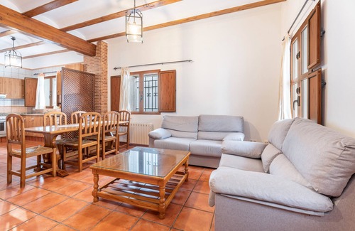 Chulilla Casa | Casa rural 'Cueva De La Portería' con vistas a la montaña y Wi-Fi