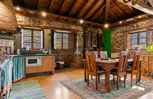 Santo Adriano Casa | Casa rural 'La Casa De La Torre' con vistas a la montaña, terraza privada y Wi-Fi