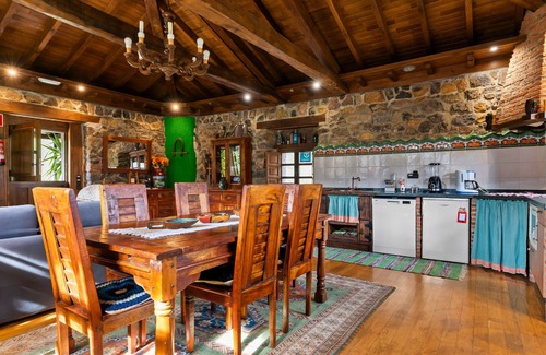 Santo Adriano Casa | Casa rural 'La Casa De La Torre' con vistas a la montaña, terraza privada y Wi-Fi