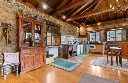 Santo Adriano Casa | Casa rural 'La Casa De La Torre' con vistas a la montaña, terraza privada y Wi-Fi