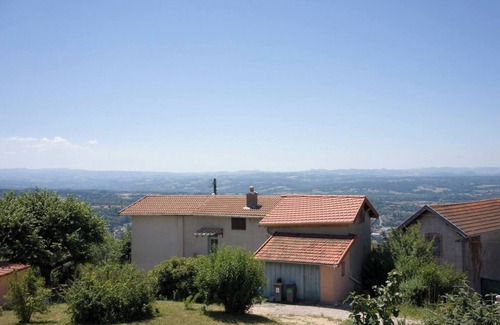 Thiers Villa | Casa rural "Les Hauts De Thiers" con vistas a la montaña, jardín privado y Wi-Fi