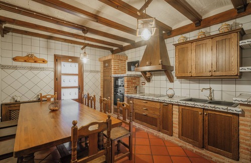 Uruena Casa | Casa rural 'Los Beatos' con terraza compartida, jardín privado y Wi-Fi