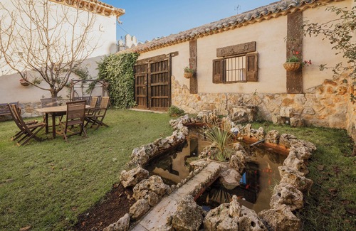 Uruena Casa | Casa rural 'Los Beatos' con terraza compartida, jardín privado y Wi-Fi
