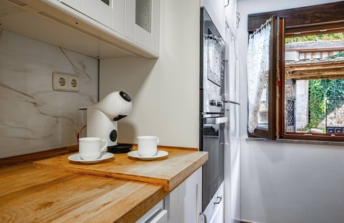 Navelgas Casa | Casa rural 'Madreselva 2' con vistas a la montaña, jardín privado y Wi-Fi