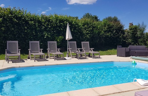 Janaillat Casa | Casa de campo 'Meadow View - Grande Gîtes' con piscina privada, terraza privada y Wi-Fi