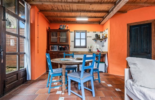 Villaviciosa Casa | Casa rural 'Suite Alfar' con terraza privada, jardín privado y Wi-Fi