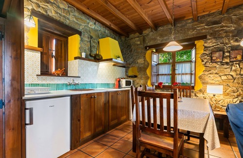 Quiros Casa | Casa rural 'Valle De Bueida Viscárcel' con vistas a la montaña, jardín privado y Wi-Fi