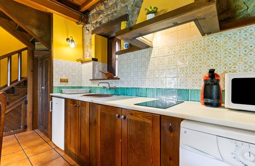 Quiros Casa | Casa rural 'Valle De Bueida Viscárcel' con vistas a la montaña, jardín privado y Wi-Fi