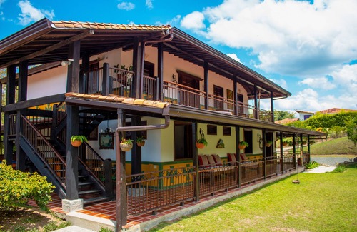 Armenia Chalet De Esquí | Casa De Campo Con Piscina Y Jacuzzi - A 10 minutos Del Parque Del Cafe Colombia