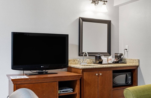 North Industrial Hotel | Country Inn & Suites by Radisson, Saskatoon, SK