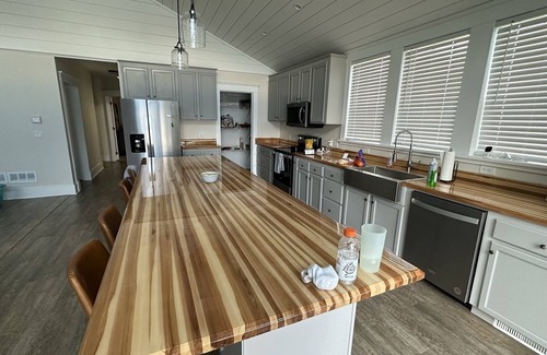 Palo Alto County Casa | Country lake house getaway accommodating large family-sized fun!