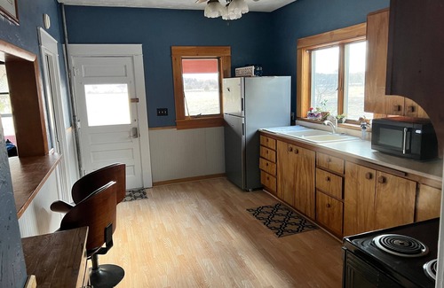 Westerville Otro | Country life secluded in an all original Victorian home. Breathtaking porch view