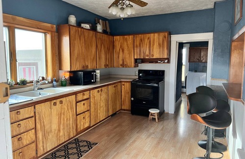 Westerville Otro | Country life secluded in an all original Victorian home. Breathtaking porch view