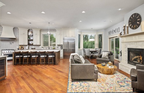 Newberg Casa | Country Luxury in Private Manor, Pet Friendly, Hot Tub, Indoor Basketball Ct, Billiards, on 2 Acres