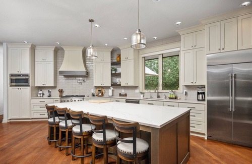 Newberg Casa | Country Luxury in Private Manor, Pet Friendly, Hot Tub, Indoor Basketball Ct, Billiards, on 2 Acres