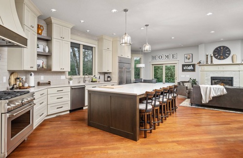 Newberg Casa | Country Luxury in Private Manor, Pet Friendly, Hot Tub, Indoor Basketball Ct, Billiards, on 2 Acres