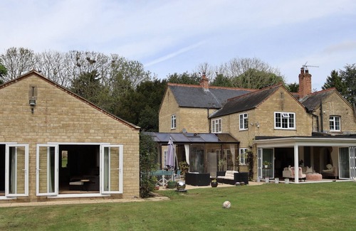 Earls Barton Casa | Country Retreat with Private Spa Pool & Sauna