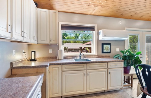 Hamilton Casa | Country stay with hot tub & fireplace near Spooky Nook & Miami Univ.