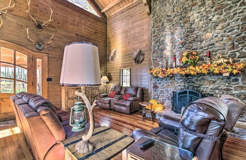 Wheeler Casa | Countryside Cabin Retreat with Outdoor Kitchen!