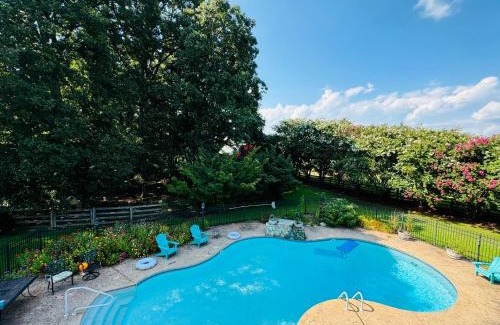 Franklin County Casa | Countryside Carriage House with Pool