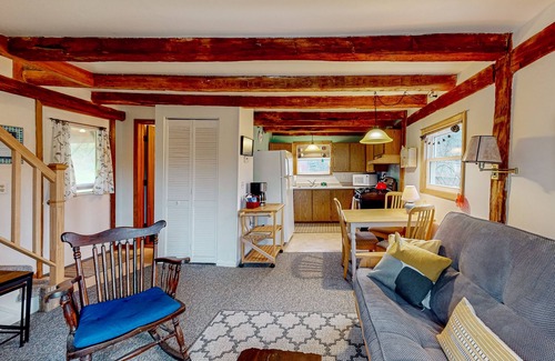 North Freedom Cabaña | 170 Year old countryside cottage with deck - Location near Devil's Lake