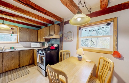 North Freedom Cabaña | 170 Year old countryside cottage with deck - Location near Devil's Lake